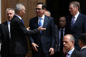 Ông Lưu Hạc nói chuyện với ông Mnuchin và Lighthizer khi rời đi. Ảnh: Reuters.