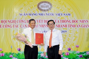 Phó Thống đốc NHNNVN Nguyễn Kim Anh trao quyết định và chúc mừng ông Nguyễn Tuấn Dũng.