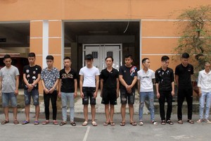 Nhóm nghi can tại cơ quan điều tra.