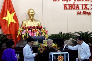 Đại biểu HĐND TP Đà Nẵng bỏ phiếu miễn nhiệm Chánh VP Hội đồng nhân dân TP và 4 Ủy viên UBND thành phố.
