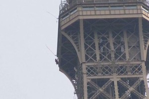 Một người chưa rõ danh tính đã tìm cách trèo lên tháp Eiffel. (Nguồn: foxnews).