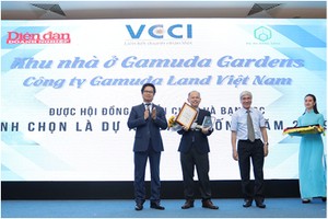 Ông Dennis Ng Teck Yow – Phó Tổng Giám Đốc Gamuda Land Việt Nam nhận Chứng nhận Dự án đáng sống 2019