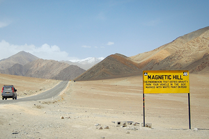 Bí ẩn về nơi ôtô tắt máy tự chạy lên dốc ở Ấn Độ