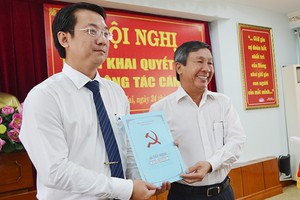 Phó Bí thư Thường trực Tỉnh ủy Đồng Nai Hồ Thanh Sơn trao quyết định cho đồng chí Đỗ Khôi Nguyên.