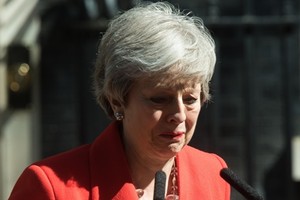 Thủ tướng Anh Theresa May nghẹn ngào khi thông báo kế hoạch từ chức tại London ngày 24/5. Ảnh: Reuters.