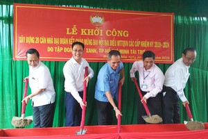 Ông Nguyễn Văn Vui – Chủ tịch UBND Huyện Vị Thủy; ông Nguyễn Vũ – Giám đốc Đầu tư DXG tại Tây Nam Bộ; Đồng chí Lữ Văn Hùng – Ủy viên TW Đảng, Bí thư tỉnh ủy Hậu Giang; ông Đồng Văn Thanh – Phó Chủ tịch thường trực UBND tỉnh Hậu Giang; ông Huỳnh Hữu Kế - Ủy viên Ban Thường vụ Tỉnh ủy - Chủ tịch MTTQ tỉnh Hậu Giang thực hiện nghi thức khởi công xây dựng nhà đại đoàn kết.