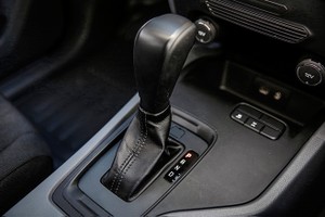 Người có bằng B1 số tự động không được lái xe số sàn.