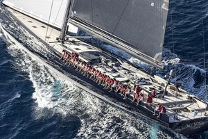 Chiếc siêu du thuyền trị giá 38 triệu USD bị trượt khỏi tàu chở hàng và mất tích trên biển.