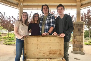 Gia đình Byron và Jody Duff, cùng với 2 con của họ là Logan và Brylee là người đầu tiên tìm ra kho báu này.