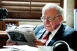 Warren Buffett dành 5-6 tiếng để đọc sách báo mỗi ngày. Ảnh: Noteworthy.