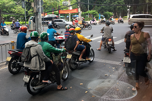 Tài xế Be và Grab dừng đèn đỏ tại một ngã ba ở quận 1, TP HCM. Ảnh: Viễn Thông.
