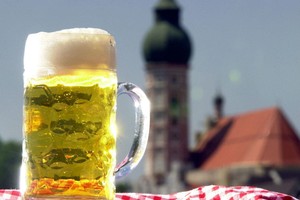 Điều thú vị ở quốc gia người dân uống bia mọi lúc mọi nơi