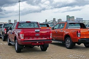 Dân Việt vẫn ồ ạt mua xe bán tải bất chấp phí trước bạ mỗi xe bị tăng hàng chục triệu đồng.