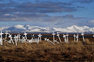 Một nghĩa trang trên lãnh nguyên có tầng đất đóng băng vĩnh cửu đang tan chảy ở Quinhagak của đồng bằng Yukon, Alaska, Mỹ. Ảnh: Getty.