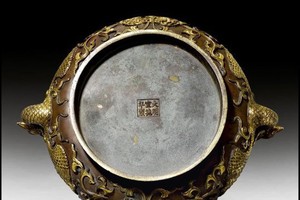 Chiếc bát bằng đồng được sử dụng 300 năm trước (Ảnh: KollerAuctions / BNPS).
