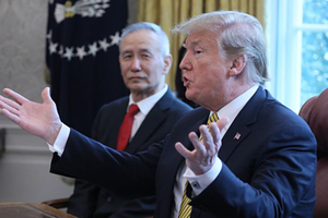 Ông Trump gặp Phó thủ tướng Trung Quốc Lưu Hạc tại Washington hồi đầu tháng 4. Ảnh: CNBC.