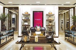 Các thương hiệu thời trang xa xỉ đang xuất hiện ngày càng nhiều tại Việt Nam.