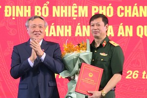 Bí thư Trung ương Đảng, Chánh án Tòa án nhân dân tối cao Nguyễn Hòa Bình trao quyết định và chúc mừng Thiếu tướng Dương Văn Thăng.