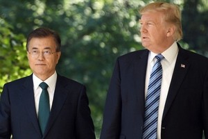 Tổng thống Hàn Quốc Moon Jae-in (trái) và Tổng thống Mỹ Trump tại Nhà Trắng năm 2017. Ảnh: AFP.