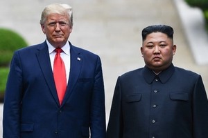 Tổng thống Mỹ Trump (trái) và lãnh đạo Triều Tiên Kim Jong-un tại DMZ ngày 30/6. Ảnh: Reuters.