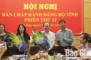 Bí thư Tỉnh ủy Bùi Văn Hải và Phó Bí thư Thường trực Tỉnh ủy Lê Thị Thu Hồng chúc mừng hai đồng chí Trần Công Thắng, Nguyễn Thị Hương được bầu bổ sung vào BTV Tỉnh ủy nhiệm kỳ 2015-2020. Ảnh: baobacgiang.com.vn.