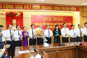 Ban Thường vụ Tỉnh ủy Hà Tĩnh chúc mừng tân Phó Bí thư Tỉnh ủy Trần Tiến Hưng.