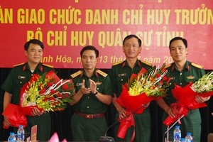 Trung tướng Nguyễn Doãn Anh, Tư lệnh Quân khu 4 chúc mừng các đồng chí được bổ nhiệm chức vụ mới. Ảnh báo Thanh Hóa.