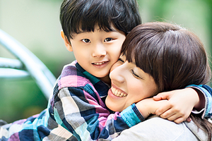 Khen và khích lệ con, dù là những thành tích nhỏ mà bé đạt được. Ảnh: Sohu.