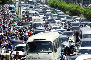 Tình trạng kẹt xe tại trung tâm TP.HCM ngày càng nghiêm trọng. Ảnh: Hữu Khoa.