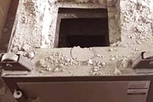 Chiếc két thủng đáy trong nhà ông Lee Gong Myung. Ảnh: D. H.