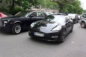 Bỏ tiền mua siêu xe, đại gia Việt phải trả phí trước bạ bằng số tiền mua xe sang tiền tỷ.