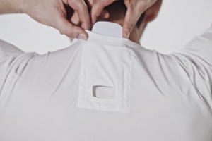 Chiếc máy điều hoà gắn sau lưng áo sẽ giúp người dùng không còn bị nóng bức trong những ngày hè chói chang.