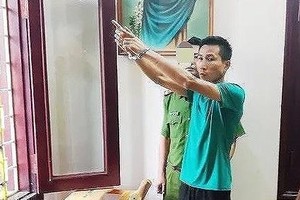 Công an thực nghiệm hành vi đột nhập của Cửu tại nhà ông Minh.