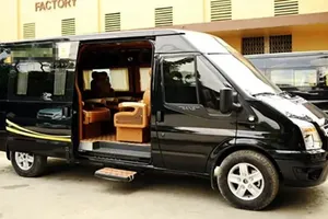 Xe ôtô 9 chỗ chuyên phục vụ khách du lịch. Ảnh: Bảo Khánh.