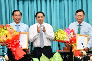 Đồng chí Phạm Minh Chính trao quyết định cho đồng chí Võ Thành Hạo và đồng chí Phan Văn Mãi.