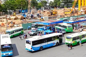 Xe buýt TP.HCM tại khu vực quận 1. Ảnh: Hữu Nguyên.