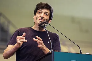 Dan Ariely - giáo sư tâm lý học và kinh tế học hành vi người Mỹ gốc Israel, tác giả của một số sách tâm lý bán chạy trên thế giới, hiện giảng dạy tại Đại học Duke. Ảnh: chqdaily.