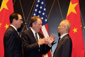 Từ trái sang: Bộ trưởng Tài chính Mỹ Steven Mnuchin, Đại diện Thương mại Robert Lighthizer và Phó thủ tướng Trung Quốc Lưu Hạc tại Bắc Kinh ngày 31/7. Ảnh: Reuters.