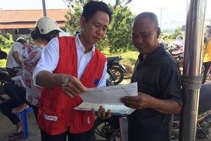 Người dân được nhận hỗ trợ tại các khu vực bị ảnh hưởng bởi lũ lụt.