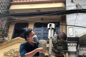 Kết quả đo đạc bước đầu cho thấy: Không khí xung quanh khu vực kho cháy của Rạng Đông an toàn đối với người dân. (Ảnh: Sơn Bách/Vietnam+).