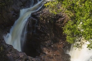 Dòng Brule được chia thành hai nửa trên thác nước, trong đó nhánh bên phải đổ xuống hồ trong khi nhánh còn lại đổ vào hố Devil's Kettle.