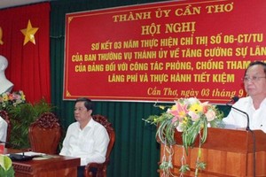 Ông Trần Quốc Trung, Bí thư Thành ủy Cần Thơ phát biểu tại cuộc họp.