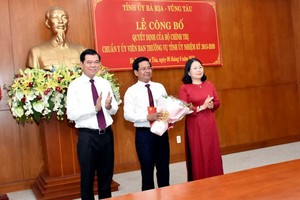 Bí thư Tỉnh ủy, Chủ tịch HĐND tỉnh Bà Rịa - Vũng Tàu Nguyễn Hồng Lĩnh và Phó Bí thư Thường trực Tỉnh ủy Bà Rịa - Vũng Tàu Nguyễn Thị Yến trao quyết định và chúc mừng đồng chí Bùi Chí Thành.