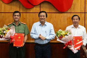 Bí thư Tỉnh ủy, Chủ tịch HĐND tỉnh Long An Phạm Văn Rạnh trao quyết định của Ban Bí thư cho đồng chí Lê Hồng Nam và đồng chí Nguyễn Văn Út.