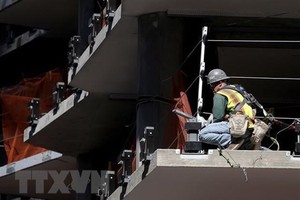 Công nhân làm việc tại một công trường xây dựng ở San Francisco, California, Mỹ. (Ảnh: AFP/TTXVN).