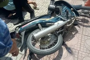 Xe và khẩu súng giả tại hiện trường. Ảnh: V.D.