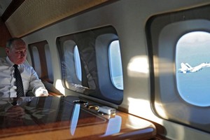 Tổng thống Nga Vladimir Putin ngồi trên chuyên cơ (Ảnh: Sputnik).