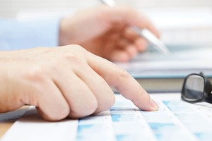 Hiện tại, chế tài xử phạt các tổ chức 
trung gian trên thị trường chứng khoán còn nhẹ, chưa đủ tính răn đe.