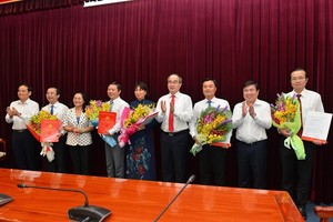 Lãnh đạo Thành ủy, HĐND, UBND TP.HCM chúc mừng 5 Thành ủy viên mới được bổ sung.