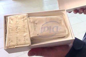 2 cục xà bông cô Samantha Powell nhận được.